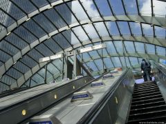 Излизайки от метростанция 'Canary Wharf'