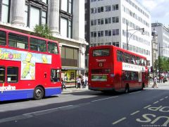 Червените автобуси по Oxford Street