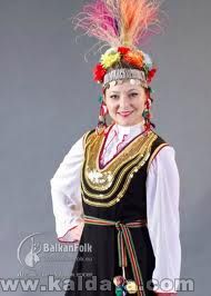 Българска девойка в народна носия