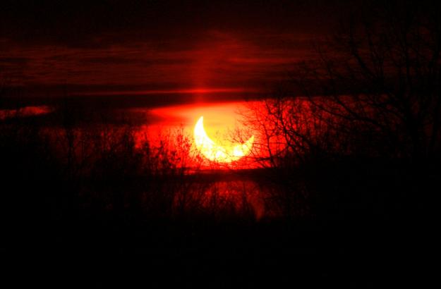 DarkCrescentSolar-eclipse-RJWesterduin-2_1294135316_med.jpg.4a014e7b29feda70466713632dcd6865.jpg