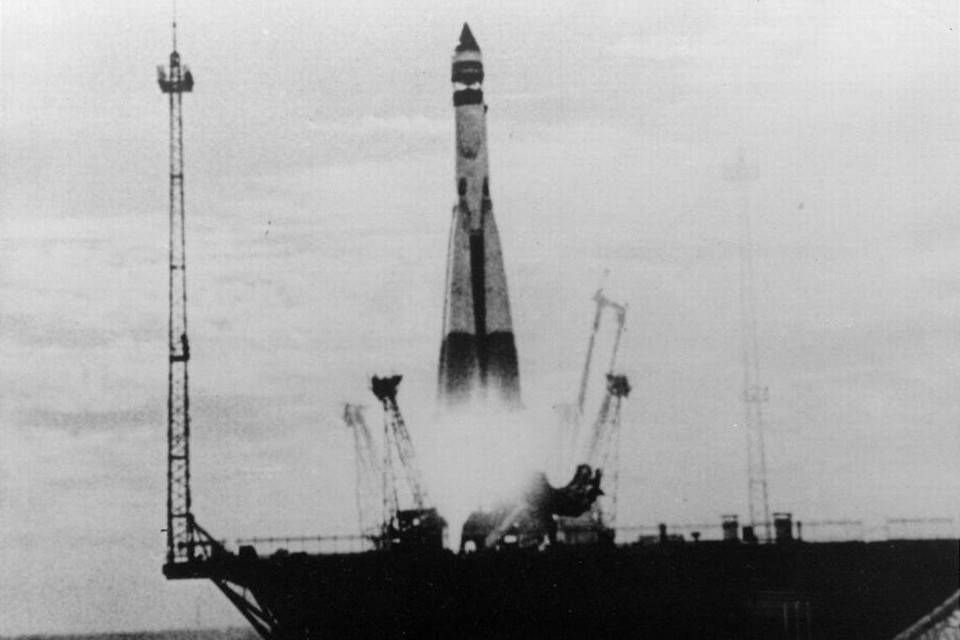 sputnik-1-launch.jpg.01c66d007559b95e15f3c9b1644bb240.jpg