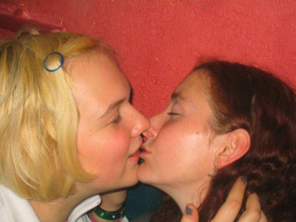 1024px-Lesbian_kiss.jpg.84f228f65625c298c06f9ccc493d806b.jpg