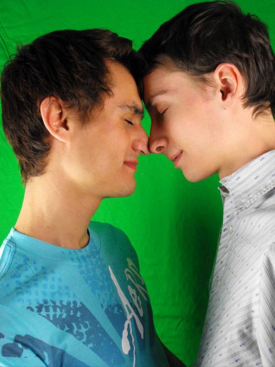 800px-Gay_couple.thumb.jpg.d4729dcb6809020a58ff52ec270428ac.jpg