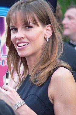 250px-HilarySwank07HWF.jpg.43b01c60e564dced4dda42aead022682.jpg