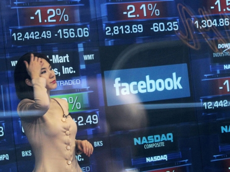Акциите на Facebook продължават стремително да падат