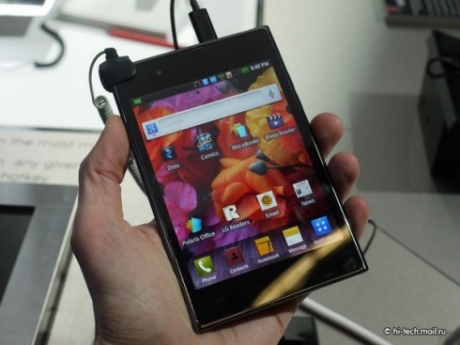 LG пуска необичайния смартфон Optimus Vu на световния пазар