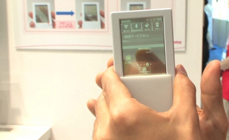 Fujitsu представиха концептуален телефон с прозрачен двустранен OLED екран