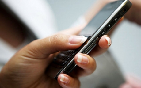 Мобилни оператори: Facebook уби SMS услугите
