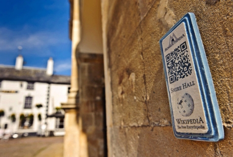 Уелски град ще постави по стените си 1000 QR кода, водещи към Wikipedia