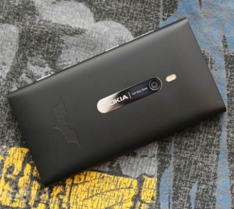 Nokia възнамерява да пусне на пазара самартфона Lumia 900 Dark Knight Edition