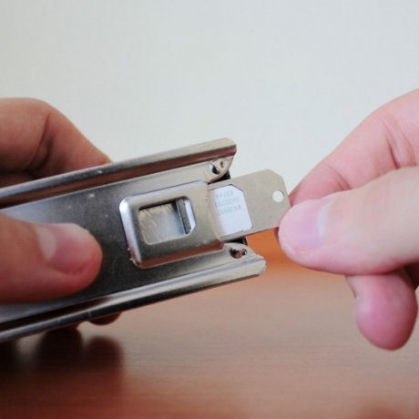 MicroSIMcutter оразмерява SIM картата ни, така че да се събере в смартфона ни
