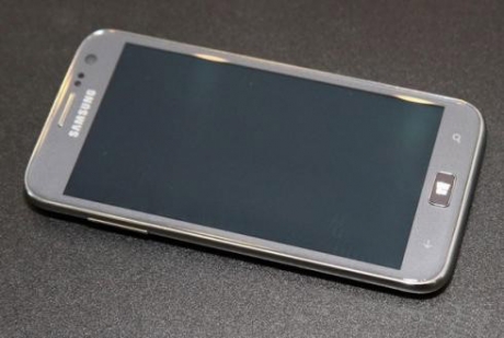 Започнаха продажбите на първия WP8-смартфон от Samsung