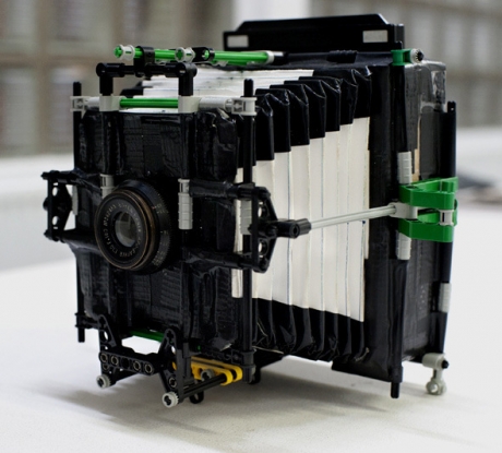 Фотограф си направи ретро апарат от парченца Lego, картон и изолирбанд