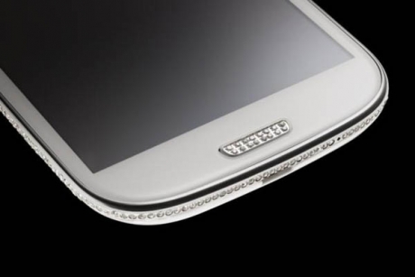 Amosu пусна Samsung Galaxy S III с кристали Swarovski