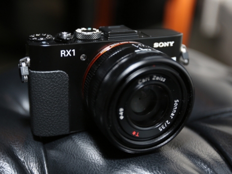Sony внесоха промени в спецификациите на пълнокадровия апарат DSC-RX1