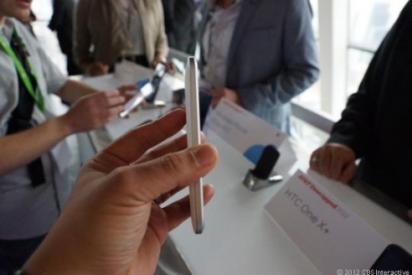 HTC представи смартфона One VX
