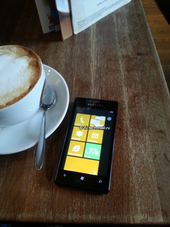 Първият смартфон на Alcatel с ОС Windows Phone
