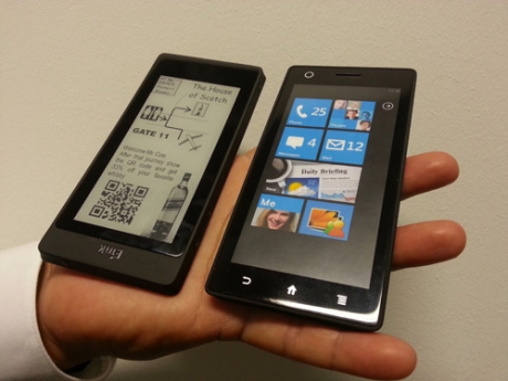 E Ink показа смартфон с два екрана