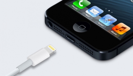В Европа зареждаме iPhone 5 с помощта на Micro-USB адаптер