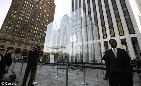 Американците се редят за iPhone 5, седмица преди старта на продажбите