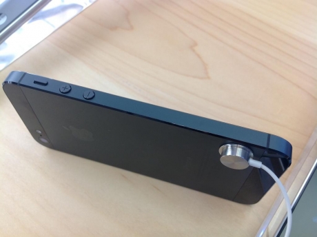 На черния iPhone 5 пада покритието