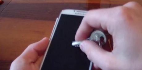 Свръх-здрав дисплей в Samsung Galaxy S4