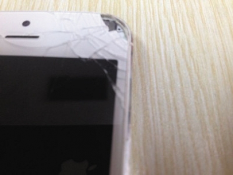 След избухване на iPhone почти не ослепя момиче