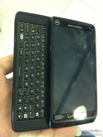 Motorola връщат на пазара плъзгащата се QWERTY клавиатура с Droid 5