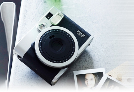 Fujifilm представиха фотоапарата Instax Mini 90