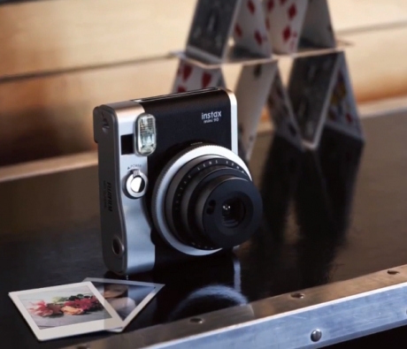 Fujifilm представиха фотоапарата Instax Mini 90