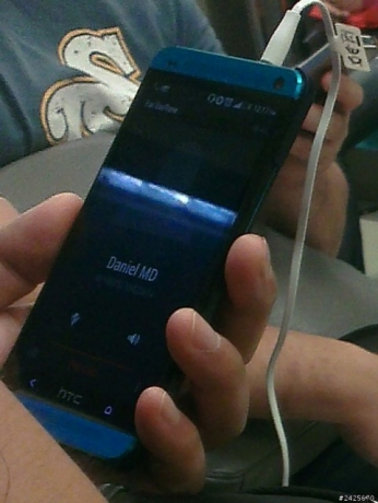 Нова снимка на синия HTC One