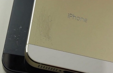 Тестове на „златния“ iPhone 5S за устойчивост към надрасквания