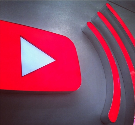 YouTube забавят абонаментната си услуга до догодина