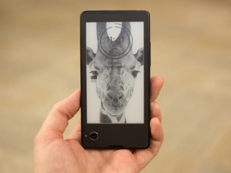 Уникалният смартфон YotaPhone с двустранен екран ще дебютира още този месец в Европа