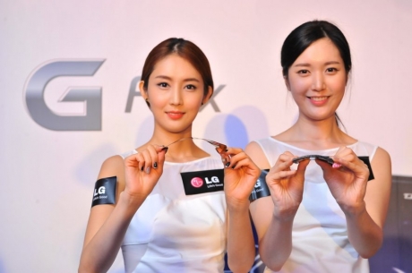LG обяви старта на световните продажби на G Flex