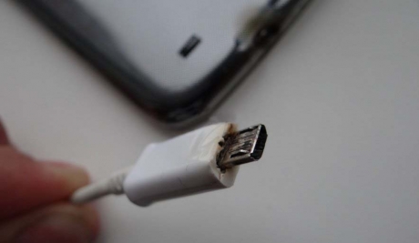 В Русия е регистриран случай на стопил се Samsung GALAXY S4