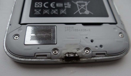В Русия е регистриран случай на стопил се Samsung GALAXY S4