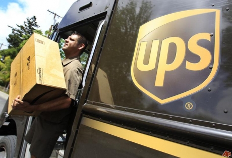 Доставчик на UPS оставя таблет в кофата с боклук