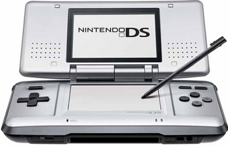 8-годишен получава за Коледа Nintendo DS пълен с порнографски снимки