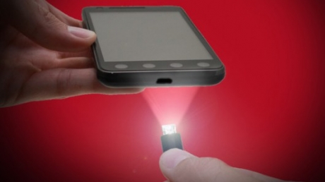 Изобретиха заряден USB кабел със светодиод