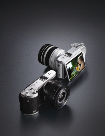 Samsung представи фотоапарата NX300