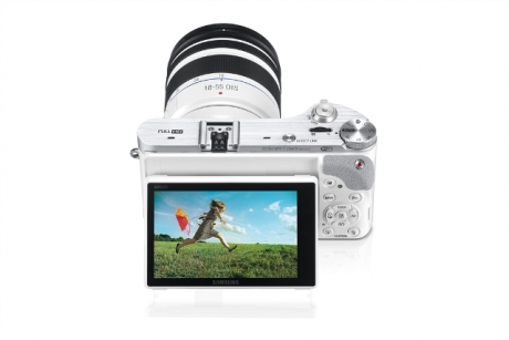 Samsung представи фотоапарата NX300
