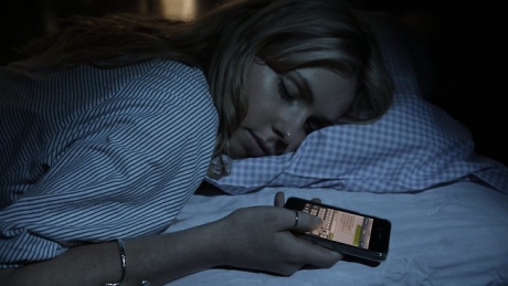 Все повече тийнейджъри пишели SMS-и по време на сън