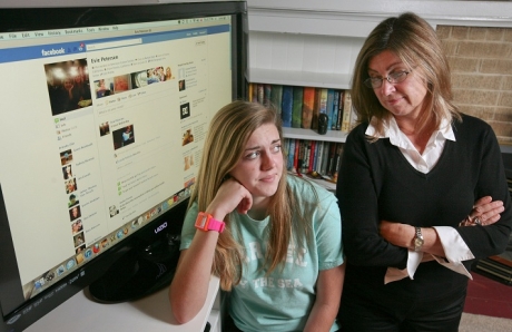 50% от родителите шпионирали децата си във Facebook
