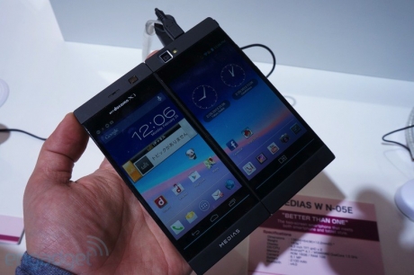 Двуекранният смартфон NEC Medias W на MWC 2013
