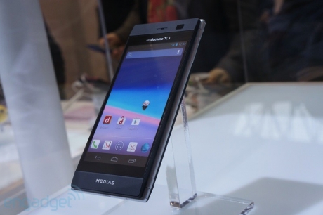 Двуекранният смартфон NEC Medias W на MWC 2013