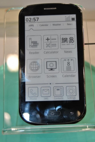 Бюджетни смартфони с E-Ink дисплеи