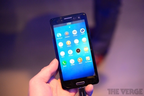 Samsung показа прототип на смартфон с ОС Tizen 2.0