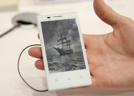 Бюджетни смартфони с E-Ink дисплеи