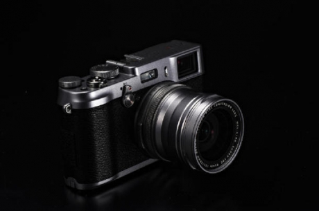 Fujifilm X100S е фотоапарат с фиксиран обектив и бърз автоматичен фокус